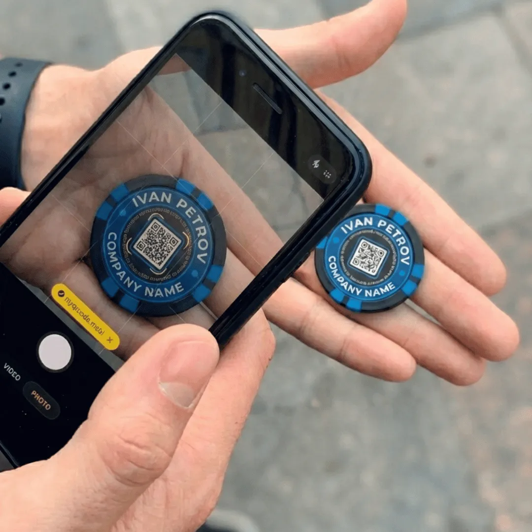 Сканирование QR-кода на фишке-визитке камерой телефона